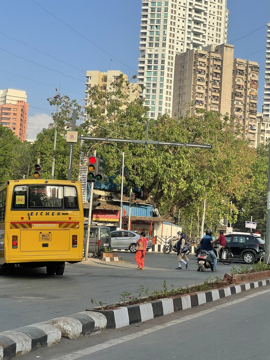 mohitboti's tweet photo. Look at the new traffic signal installed at tardeo junction just outside sonawala building . Can’t guess in what alignments are the poles fitted . Just installed today morning. 👏👏@MumbaiPolice @mybmc @CMOMaharashtra @Dev_Fadnavis @doshichetan4u @ihiteshsanghvi https://t.co/QzLtdWi4P8