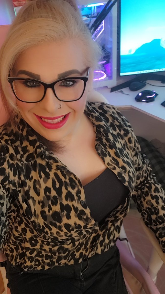 YoGirlKillz's tweet photo. 🚨LIVE NOW🚨
Does shit ship make my booty look fat?
More trash than anyone! 🗑 Come hang out and have some fun! @AutoFullGlobal #SeaOfThieves #deadbydaylight #TrashAF #fortnite #transgender #LGBT #LGBTQIA https://t.co/oFKWquAqU7 https://t.co/XWmqiRMOCL