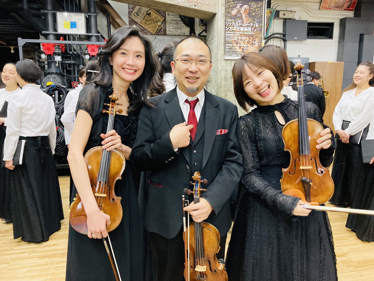 MatsuiRiyoko's tweet photo. 一昨日の本番直前。
文化会館の袖にて。

今回のオケの中で唯一の同期でコンマスの長原幸太氏と、
2nd vnのフォアシュピーラー、直江智沙子ちゃんと。

コータ、オジちゃん感が、、、笑 https://t.co/b9iV8ZIcDJ