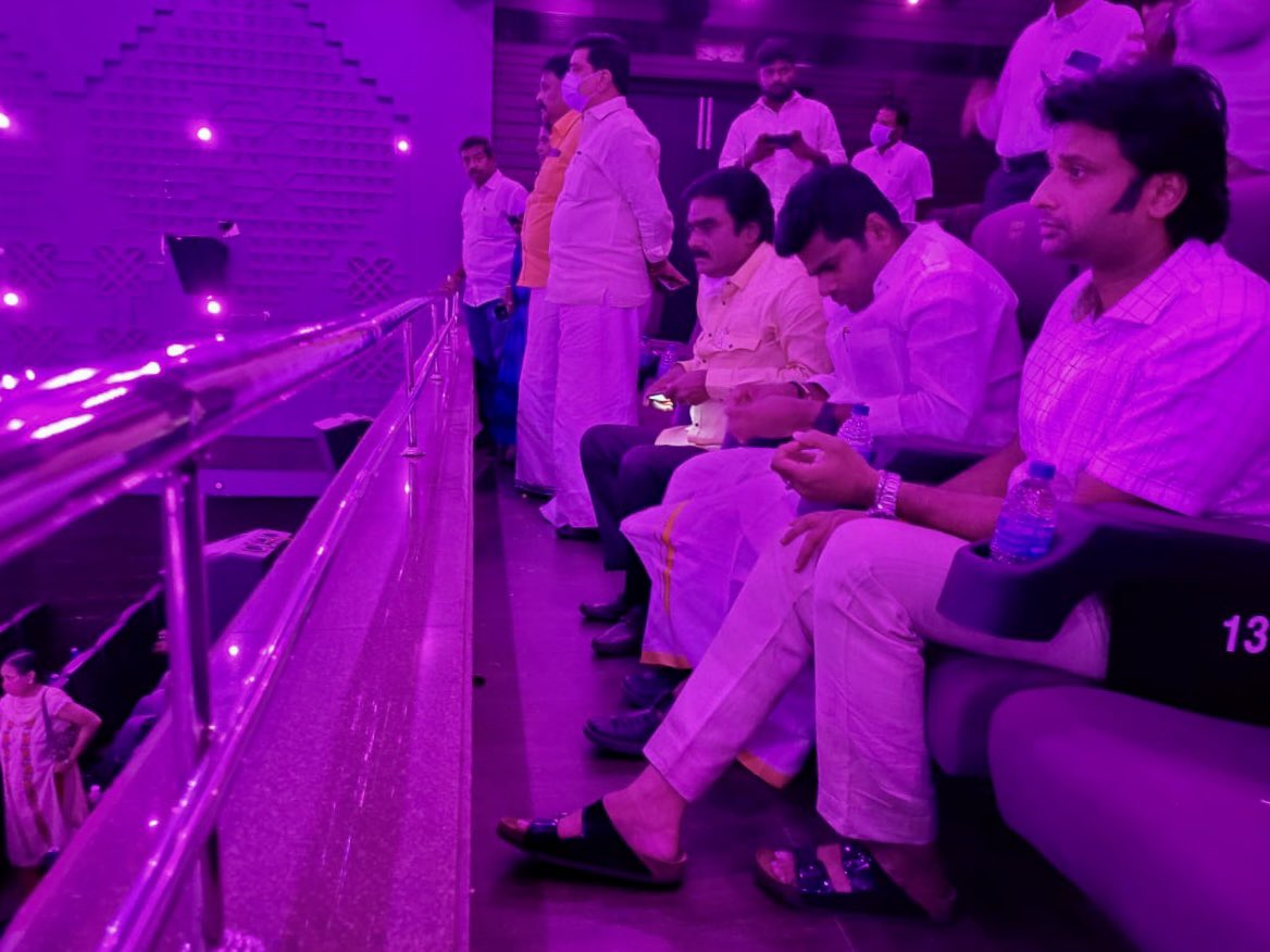 Mark2Kali_'s tweet photo. சாதிய தீண்டாமையை தனது தியேட்டரில் கடைபிடிக்கும் பாஜக சங்கி @VinojBJP மீது தீண்டாமை வன்கொடுமை சட்டத்தில் கீழ் கைது செய்ய வேண்டும். ரோகினி தியேட்டரை உடனடியாக இழுத்து மூட நடவடிக்கை எடுக்க வேண்டும். @CMOTamilnadu @tnpoliceoffl https://t.co/oBjkG4XePH