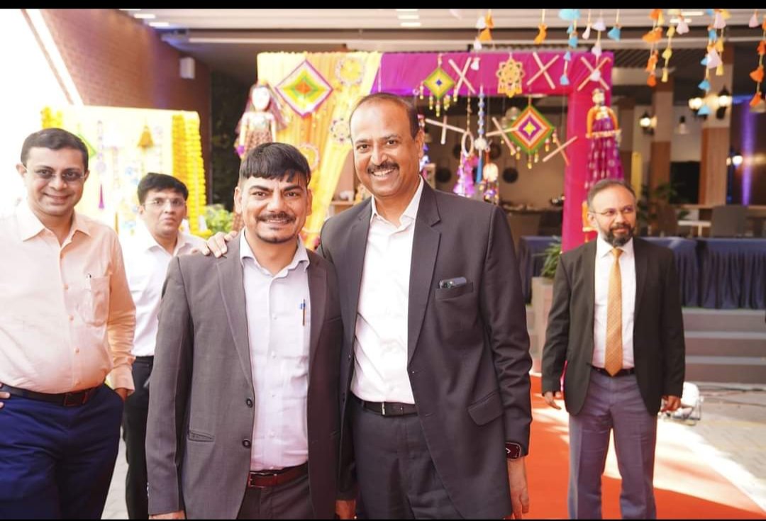 its_rakeshkumar's tweet photo. We are honored to receive a prestigious award from MR. #Tapan #Singhal MD &amp; CEO of #Bajaj #Allianz General #Insurance. at the recent launching #ceremony of Jai Ho - Race to glory Event,  At this time all the Senior Management gathered theirs. 
#Squareinsurance https://t.co/iSFf7ztSLF