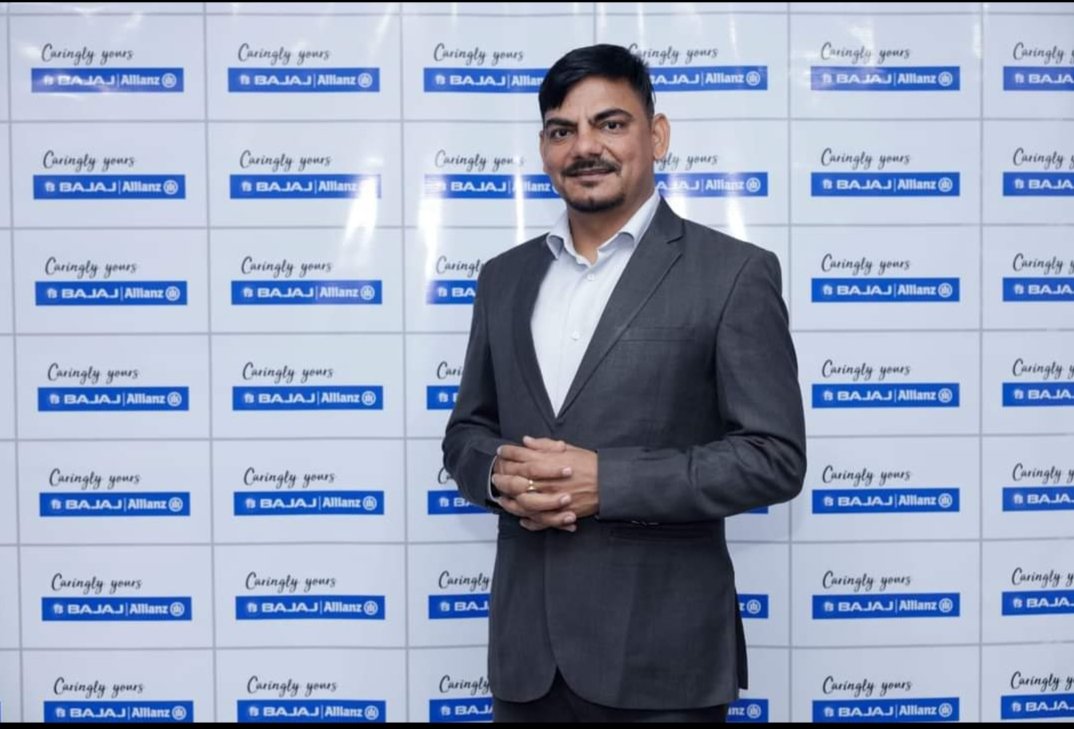 its_rakeshkumar's tweet photo. We are honored to receive a prestigious award from MR. #Tapan #Singhal MD &amp; CEO of #Bajaj #Allianz General #Insurance. at the recent launching #ceremony of Jai Ho - Race to glory Event,  At this time all the Senior Management gathered theirs. 
#Squareinsurance https://t.co/iSFf7ztSLF