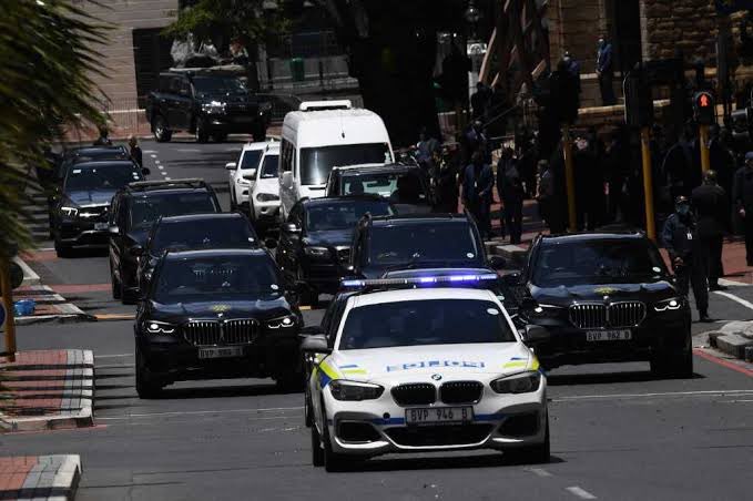 Collen_KM's tweet photo. When you see them coming behind you, do you move a side for them to pass? I’ve seen people who don’t move at all. https://t.co/Ah17epVUaU