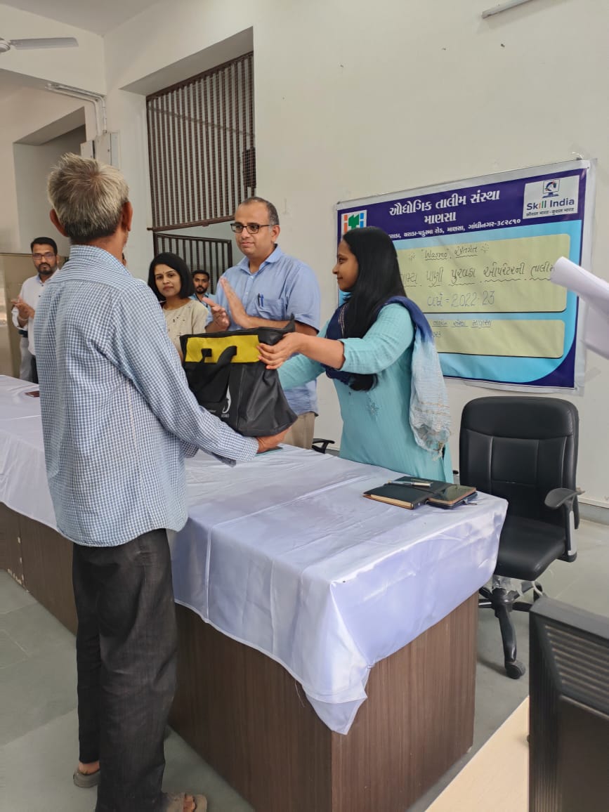 A careful,well thought scheme design by <a href="/WSDGujarat/">Water Supply Department, Govt. of Gujarat</a> ,right incentive structures, timely approvals &amp; monitoring meant from an year of the idea to have run batches for 14000 village level pump operator's. CEO <a href="/WASMOCommunity/">WASMO</a>
at Mansa ITI for certificate &amp; tool kit distribution