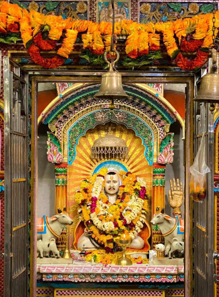 Shailendra2982's tweet photo. आराध्य गुरूदेव, मानवता के पथ प्रदर्शक, राजऋषि, योगीराज, बाल ब्रह्मचारी, सिद्ध चमत्कारी, प्रातः स्मरणीय परम पूजनीय गुरूदेव श्री श्री 1008 
राजेश्वर भगवान की 141वीं जन्म जयंती पर “गुरुदेव” के श्रीचरणों में कोटि-कोटि नमन।

#Gurudev #shreerajeshwarbhagwan
#shikarpura_dham https://t.co/38tBd3RAqw
