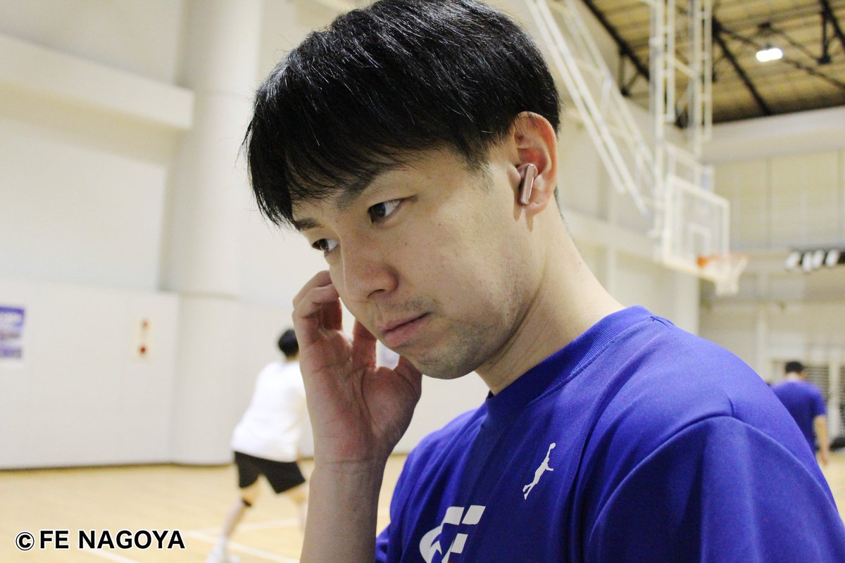 FE_758's tweet photo. 【#宮崎恭行 選手】
カラーバリエーションが豊富なところもいいと思いました‼️
着け心地や充電の持ちが良く移動中でも快適です😌✨
イヤフォン自体も軽量なので長時間の移動中でも疲れずに着用し続けることができます🤩
#JBLLIVEPRO2
#FE名古屋 #Bリーグ #SKYHIGH https://t.co/nQrmxeR0Wq
