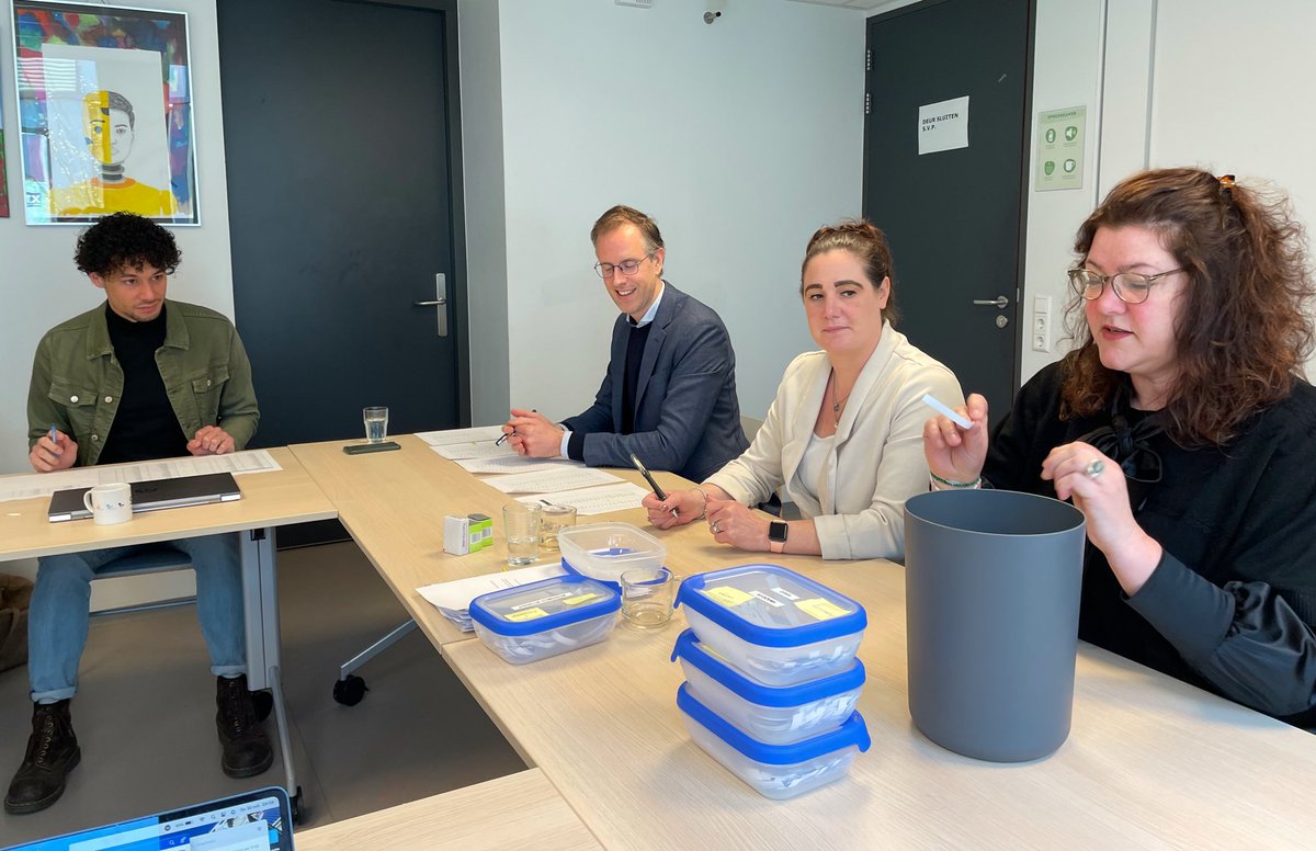 Notaris Joos vd Meer is begonnen met de loting voor het Gerrit Rietveld College. Hier loten 107 leerlingen voor 73 plaatsen, alleen op niveau vmbo-tl.