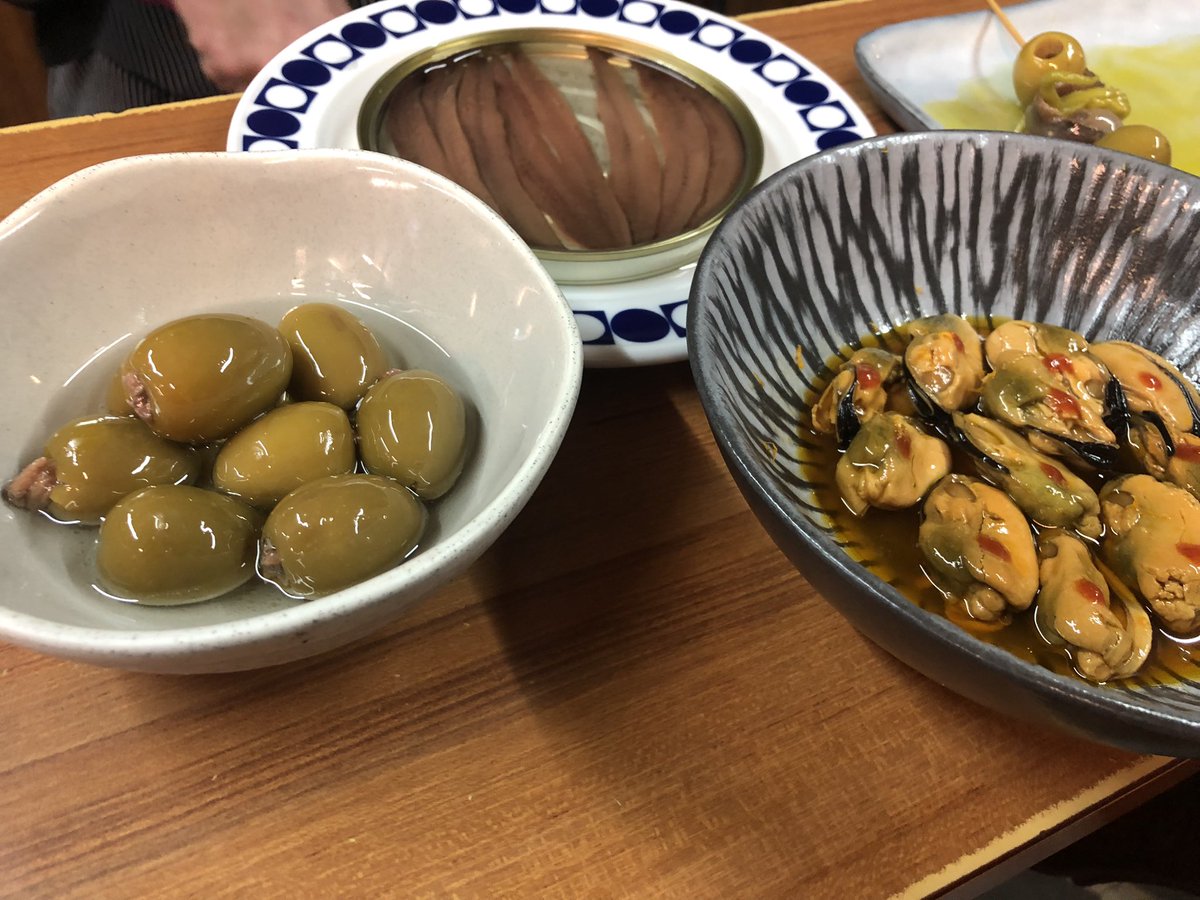 Aperitivo en <a href="/BarBlancoRest/">BarBlancoRestaurante</a>. Unas compuestas preparadas por Quique Ron, gildas, anchoas de <a href="/anchoashazas/">Anchoas Hazas</a>, y los mejillones al vermú y las aceitunas rellenas en aceite que enlatan ellos mismos.