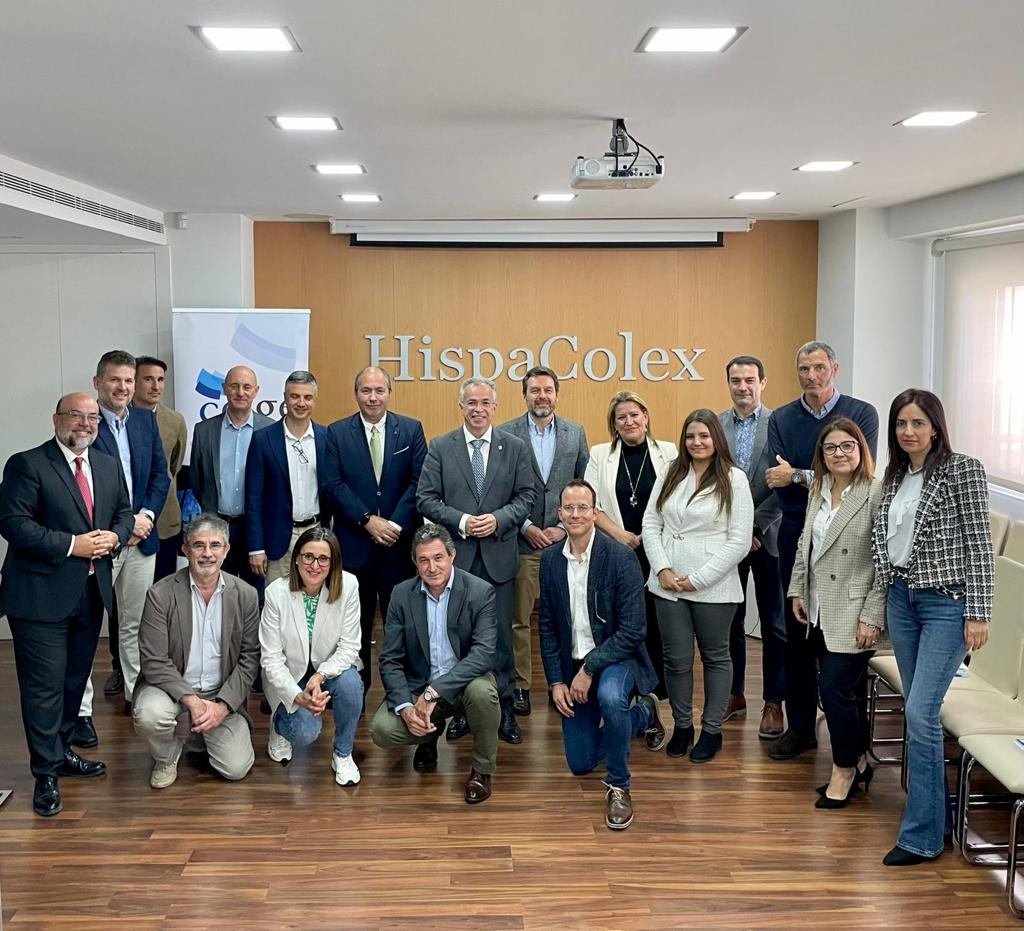 JuntaGranada's tweet photo. El delegado del @EconoHaciendAND, @GumerFernandez2, asiste al XV Encuentro del Círculo de Empresas en Expansión e Internacionalización de Granada Económica, @CEIGE_Granada, y visita las instalaciones de @HispaColex https://t.co/Ze4qVH6J2Y