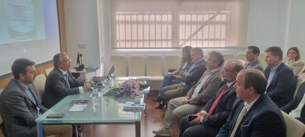 JuntaGranada's tweet photo. El delegado del @EconoHaciendAND, @GumerFernandez2, asiste al XV Encuentro del Círculo de Empresas en Expansión e Internacionalización de Granada Económica, @CEIGE_Granada, y visita las instalaciones de @HispaColex https://t.co/Ze4qVH6J2Y