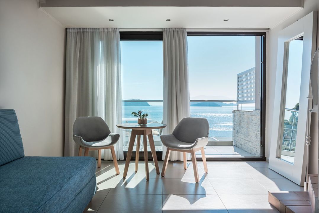 Kassandra_Bay's tweet photo. Enjoy unrestricted views of the Aegean Sea ๐ from the large picture-framed windows of our luxury maisonette.
#kassandrabay #kbcollection #kassandrabayresort #skiathosgreece #amazingview #hospitalityinteriors #hotelroomview #seaview https://t.co/M6YtojKHch
