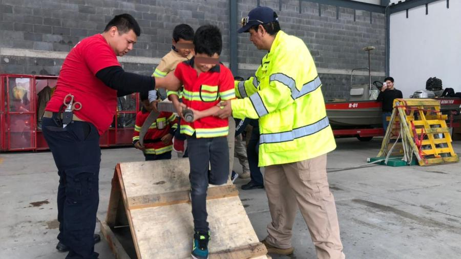 P_Civil_Magazin's tweet photo. En Reynosa, Tamaulipas: Bomberos #conviven y muestran trabajo a estudiantes, desde apagar un incendio hasta rescatar animales atrapados en alcantarillas. https://t.co/BaPd5tgFXg @NotiGapeMX https://t.co/Hh2Nxws2Yz