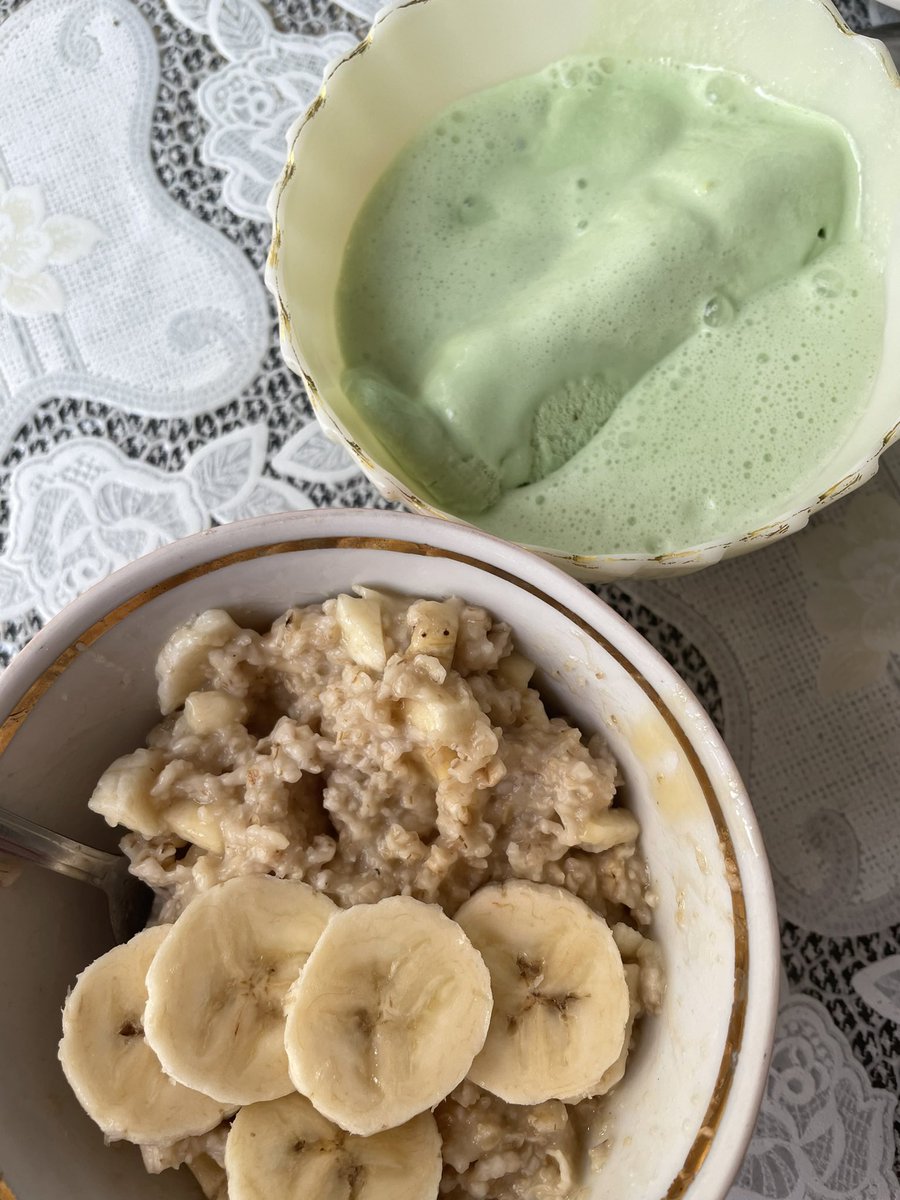 Завтрак: овсянка с медом и бананом и мороженое со вкусом киви ☺️