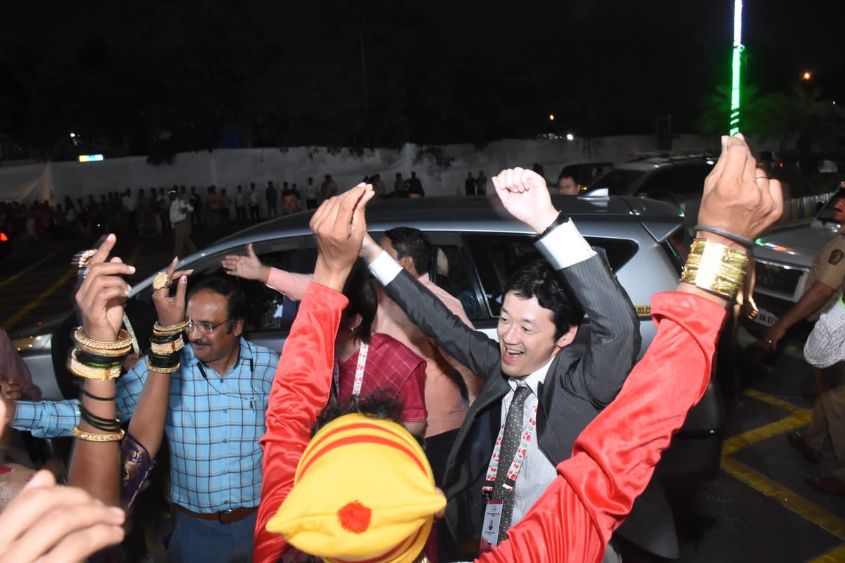 ShelarAshish's tweet photo. मुंबईमधील #G20Summit2023 साठी आलेल्या जगभरातील प्रतिनिधींचे मुंबईकरांनी वांद्रे रेक्लमेशन बस डेपो परिसरात जल्लोषात स्वागत केले. यावेळी मुंबईच्या कोळी संस्कृतीचे नृत्याविष्कारातून दर्शनही घडवले.
#G20India #G20Summit 
@BJP4Mumbai 
@poonam_mahajan
@Dev_Fadnavis
@cbawankule https://t.co/sxokUsDP8D