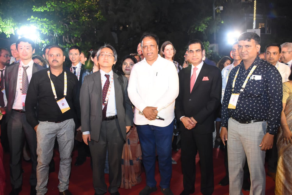 ShelarAshish's tweet photo. मुंबईमधील #G20Summit2023 साठी आलेल्या जगभरातील प्रतिनिधींचे मुंबईकरांनी वांद्रे रेक्लमेशन बस डेपो परिसरात जल्लोषात स्वागत केले. यावेळी मुंबईच्या कोळी संस्कृतीचे नृत्याविष्कारातून दर्शनही घडवले.
#G20India #G20Summit 
@BJP4Mumbai 
@poonam_mahajan
@Dev_Fadnavis
@cbawankule https://t.co/sxokUsDP8D