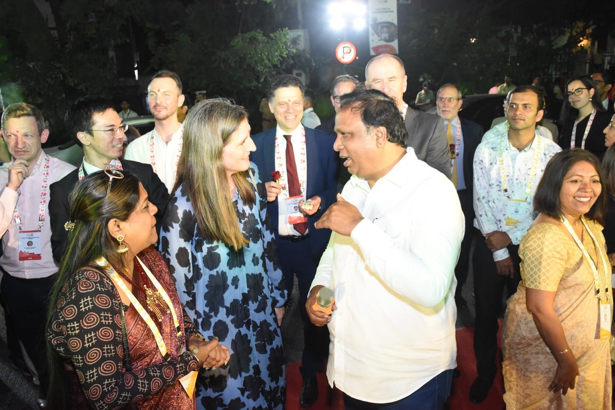 ShelarAshish's tweet photo. मुंबईमधील #G20Summit2023 साठी आलेल्या जगभरातील प्रतिनिधींचे मुंबईकरांनी वांद्रे रेक्लमेशन बस डेपो परिसरात जल्लोषात स्वागत केले. यावेळी मुंबईच्या कोळी संस्कृतीचे नृत्याविष्कारातून दर्शनही घडवले.
#G20India #G20Summit 
@BJP4Mumbai 
@poonam_mahajan
@Dev_Fadnavis
@cbawankule https://t.co/sxokUsDP8D
