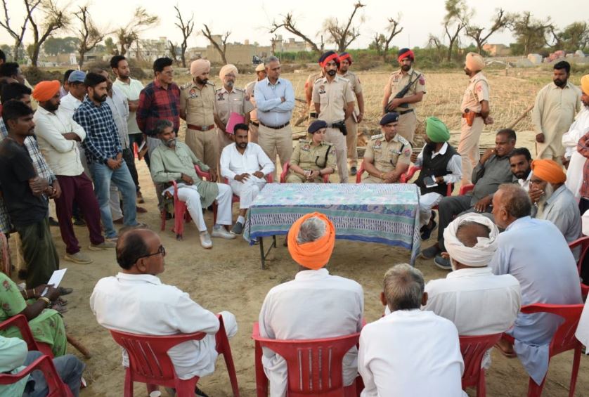dailypostpunjab's tweet photo. ਫਾਜ਼ਿਲਕਾ ਦੇ ਪਿੰਡ ਬਕੈਨਵਾਲਾ ‘ਚ ਤੂਫ਼ਾਨ ਪੀੜਤਾਂ ਦੀ ਮਦਦ ਲਈ ਅੱਗੇ ਆਈ ਫਾਜ਼ਿਲਕਾ ਪੁਲਿਸ
ਦਿੱਤਾ 1.25 ਲੱਖ ਰੁਪਏ ਦਾ ਫੰਡ
#Fazilka #Punjab #BakanwalaVillage #Police #Help #StormVictims #Fund #1.25LakhRupees #GalleryPics #Dailypotpunjabi https://t.co/WgcsyPJlNX
