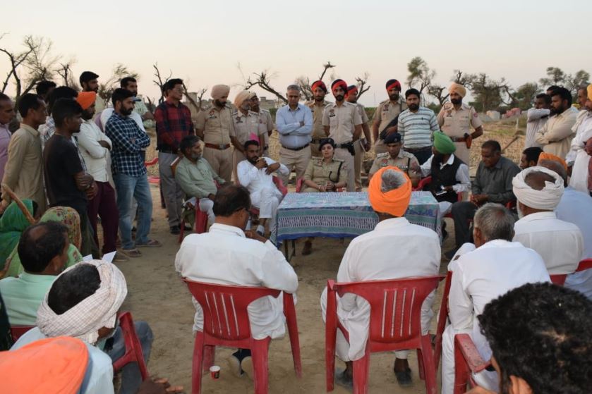 dailypostpunjab's tweet photo. ਫਾਜ਼ਿਲਕਾ ਦੇ ਪਿੰਡ ਬਕੈਨਵਾਲਾ ‘ਚ ਤੂਫ਼ਾਨ ਪੀੜਤਾਂ ਦੀ ਮਦਦ ਲਈ ਅੱਗੇ ਆਈ ਫਾਜ਼ਿਲਕਾ ਪੁਲਿਸ
ਦਿੱਤਾ 1.25 ਲੱਖ ਰੁਪਏ ਦਾ ਫੰਡ
#Fazilka #Punjab #BakanwalaVillage #Police #Help #StormVictims #Fund #1.25LakhRupees #GalleryPics #Dailypotpunjabi https://t.co/WgcsyPJlNX