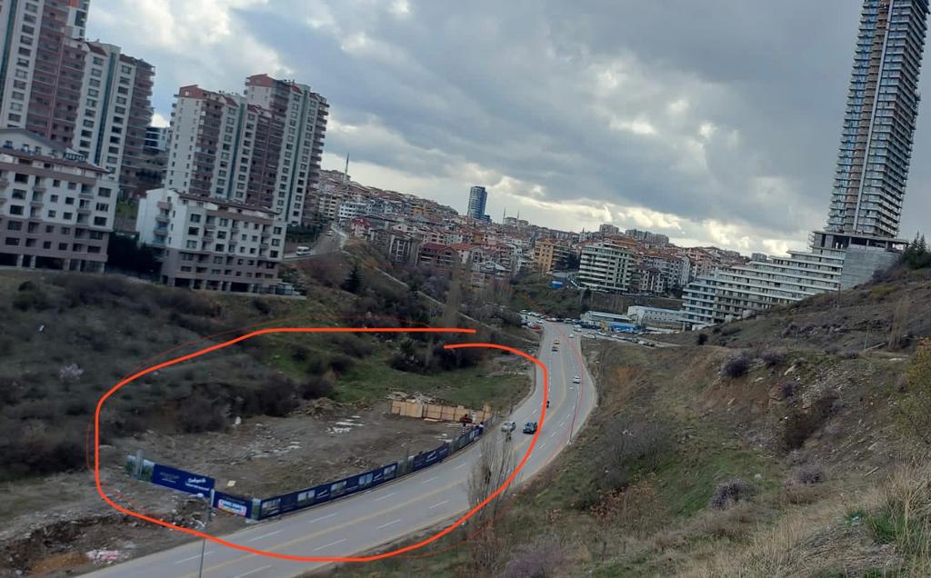 tezcandan's tweet photo. Büyükesat Vadisi tabanında, dereyatağında 37 katlı yapı izni verilmiş, meslek örgütlerinin davası devam ederken bu katliama ortak olmayın, yapım sürecini durdurun  @ankarabbld @cankayabld #DepremiUnutma https://t.co/lKI9HJn7rb
