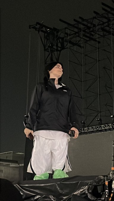 NaiBeilish's tweet photo. Billie en su momento más latamhumilde con bolsas en las tenis😂😂 #billieeilish https://t.co/OffofcEswZ