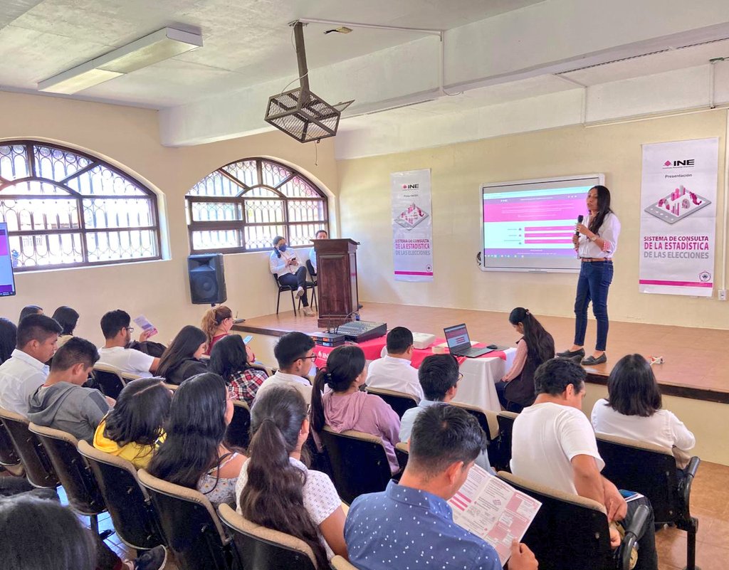 INE_Chiapas's tweet photo. Ante el alumnado de la @Unich_Oficial, con sede en #LasMargaritas, se llevó a cabo la presentación del Sistema de Consulta de la Estadística de las Elecciones, así como del Estudio Muestral de Participación Ciudadana 2021, a cargo de @FlorDenisse22 y el #Distrito11Margaritas
1/2 https://t.co/0ko1rOKYie