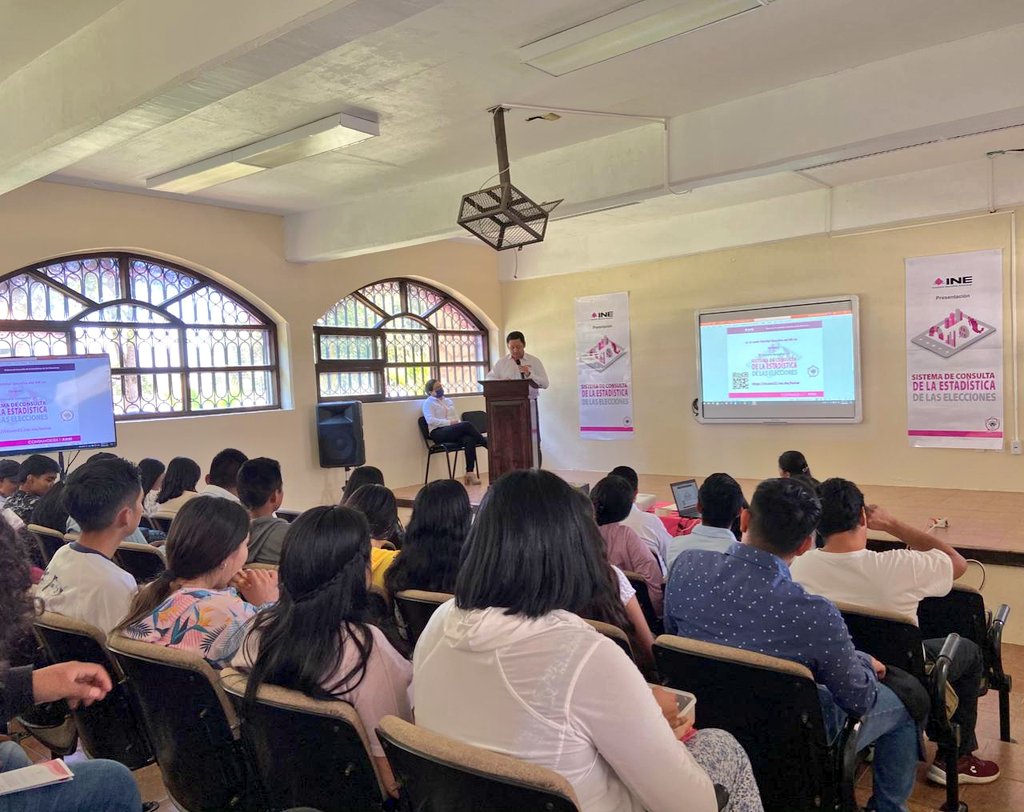 INE_Chiapas's tweet photo. Ante el alumnado de la @Unich_Oficial, con sede en #LasMargaritas, se llevó a cabo la presentación del Sistema de Consulta de la Estadística de las Elecciones, así como del Estudio Muestral de Participación Ciudadana 2021, a cargo de @FlorDenisse22 y el #Distrito11Margaritas
1/2 https://t.co/0ko1rOKYie