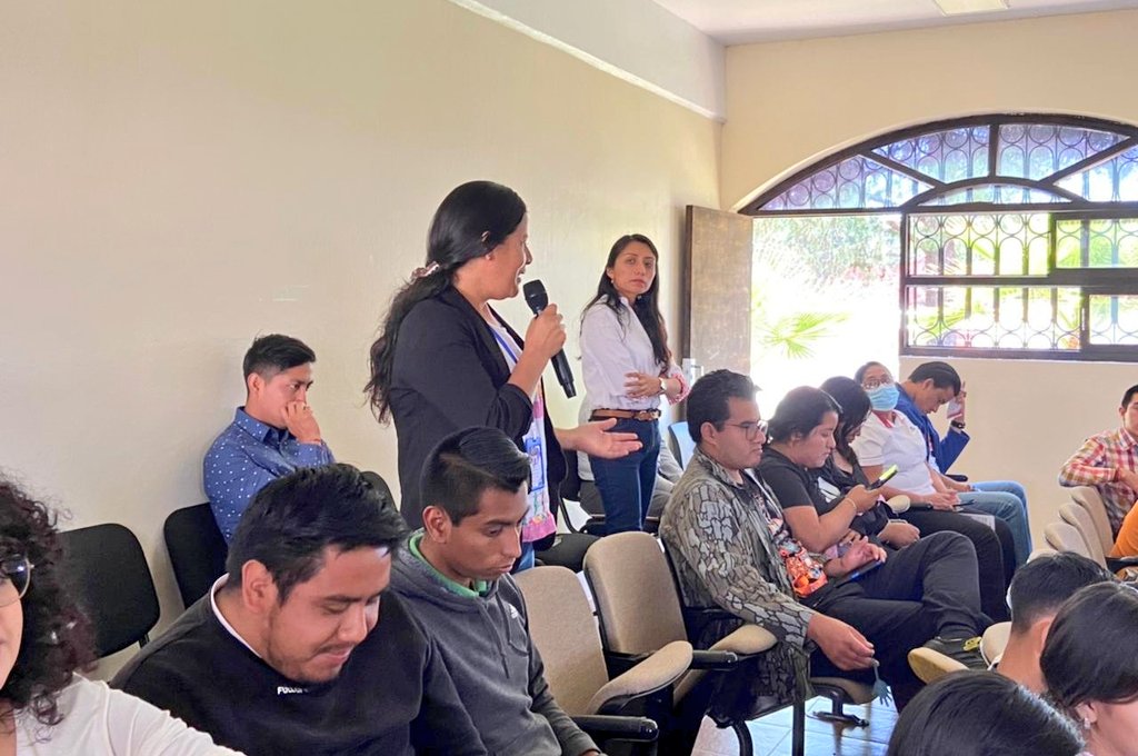 INE_Chiapas's tweet photo. Ante el alumnado de la @Unich_Oficial, con sede en #LasMargaritas, se llevó a cabo la presentación del Sistema de Consulta de la Estadística de las Elecciones, así como del Estudio Muestral de Participación Ciudadana 2021, a cargo de @FlorDenisse22 y el #Distrito11Margaritas
1/2 https://t.co/0ko1rOKYie