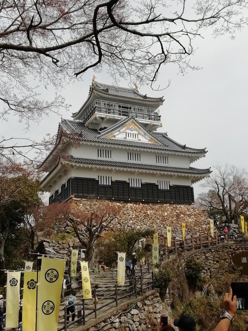 2年前の今日はイケメン戦国の岐阜コラボのストーリーをゲットしに行ってました！黄砂が酷くて景色全然見えなかった…右の写真は