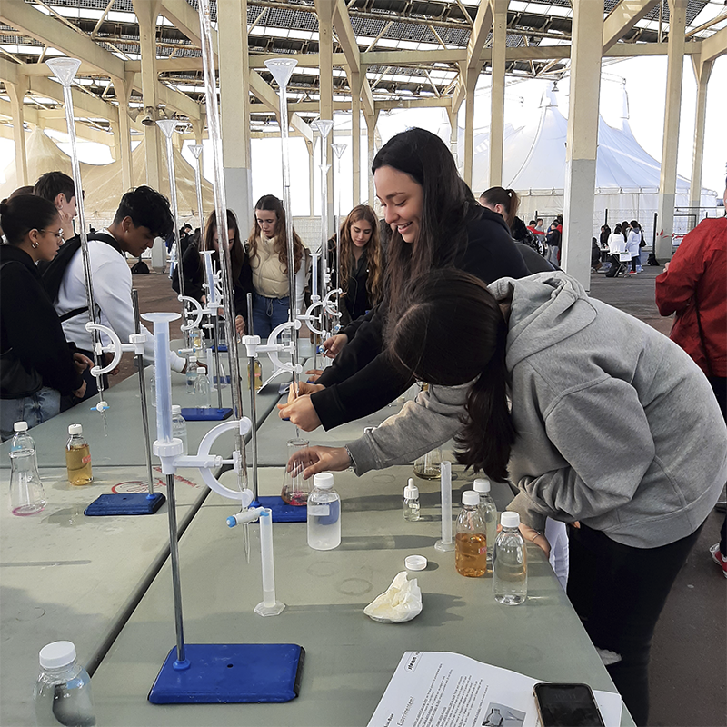 EEBE_UPC's tweet image. Més de 1⃣6⃣0⃣0⃣ estudiants de 4t d'ESO i batxillerat han experimentat directament amb la ciència i la tecnologia a una nova edició d'#STEAMFòrum
🔟tallers i una masterclass per descobrir la vinculació entre la 🎶música, la física i les matemàtiques
eebe.upc.edu/ca/noticies/me…