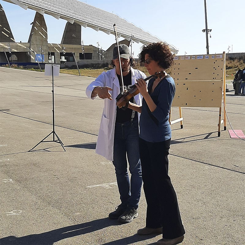 EEBE_UPC's tweet image. Més de 1⃣6⃣0⃣0⃣ estudiants de 4t d'ESO i batxillerat han experimentat directament amb la ciència i la tecnologia a una nova edició d'#STEAMFòrum
🔟tallers i una masterclass per descobrir la vinculació entre la 🎶música, la física i les matemàtiques
eebe.upc.edu/ca/noticies/me…