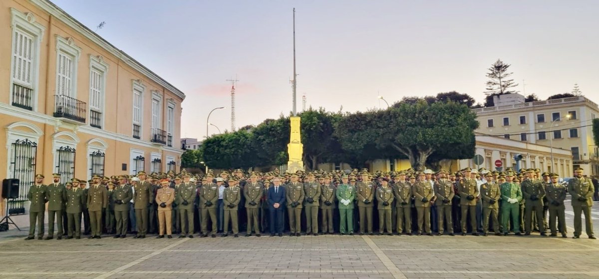 COMGEMEL_ET's tweet photo. El Tercio Gran Capitán 1º de La Legión ha realizado el solemne acto de arriado de Bandera correspondiente al mes de marzo. Los caballeros y damas alféreces cadetes de 3º curso de la AGM y los sargentos alumnos de Artillería de 3º curso EMIES han asistido al acto. #MADOC_ET https://t.co/mKCBZcA7Nv