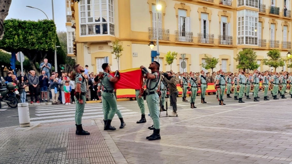 COMGEMEL_ET's tweet photo. El Tercio Gran Capitán 1º de La Legión ha realizado el solemne acto de arriado de Bandera correspondiente al mes de marzo. Los caballeros y damas alféreces cadetes de 3º curso de la AGM y los sargentos alumnos de Artillería de 3º curso EMIES han asistido al acto. #MADOC_ET https://t.co/mKCBZcA7Nv