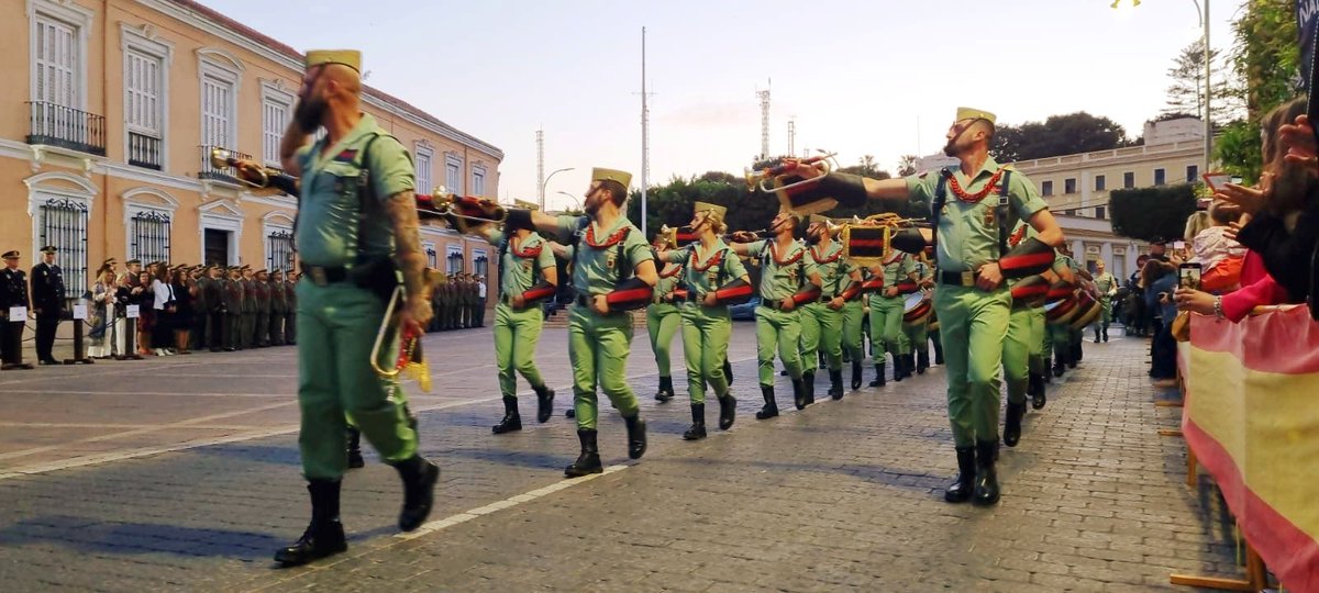 COMGEMEL_ET's tweet photo. El Tercio Gran Capitán 1º de La Legión ha realizado el solemne acto de arriado de Bandera correspondiente al mes de marzo. Los caballeros y damas alféreces cadetes de 3º curso de la AGM y los sargentos alumnos de Artillería de 3º curso EMIES han asistido al acto. #MADOC_ET https://t.co/mKCBZcA7Nv