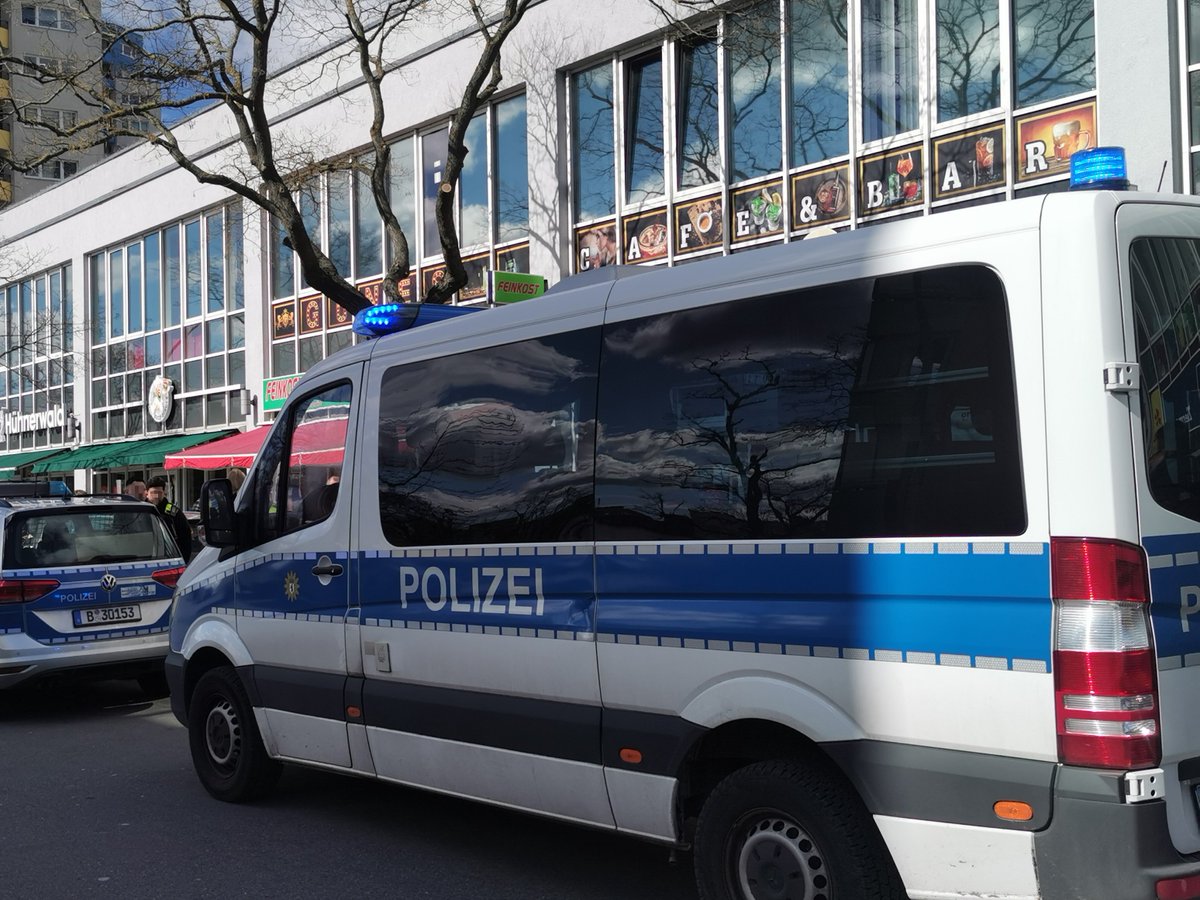polizeiberlin's tweet photo. Bei einer #Gewerbekontrolle mit dem @zoll_info und der #Geldwäscheaufsicht fanden unsere Kolleg. des #A23 in den überprüften Geschäften nicht nur E-Zigaretten ohne Steuerbanderole &amp; gefälschte Ladekabel, sondern auch ein illegales "Internetcafé" in einem Späti in #Spandau. 
^tsm https://t.co/QbmVgDzKia