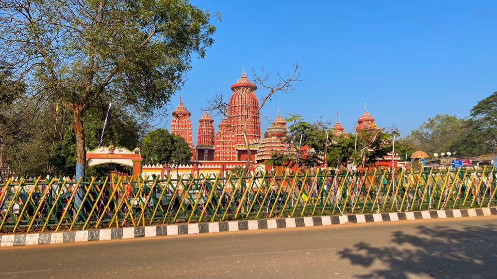 manas_muduli's tweet photo. Hello @BSCL_BBSR: Can we have such bamboo median barriers on Jadev Vihar to Patia/Nandan Kanan road? The concept is already proved on smart Janpath road, need to expand. They are eco-friendly and look so good! cc: @bmcbbsr @BDA_BBSR https://t.co/63mNNFTk2w