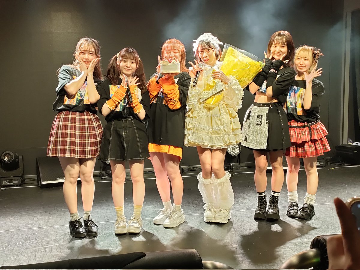 vmAb5Cw4q3UgJ10's tweet photo. 功夫少女　単独公演
「依茉　生誕」。
依茉さんの呼びかけで集まった
フルメンバー(！)での
「LAUGH CARROT」のステージ、
功夫のステージと新旧のファンが
楽しめる理想的な生誕祭だと
思いました。

カバーパートはもっと
聴いていたかった✨
#功夫少女　#LAUGHCARROT https://t.co/SUBQWPf67i