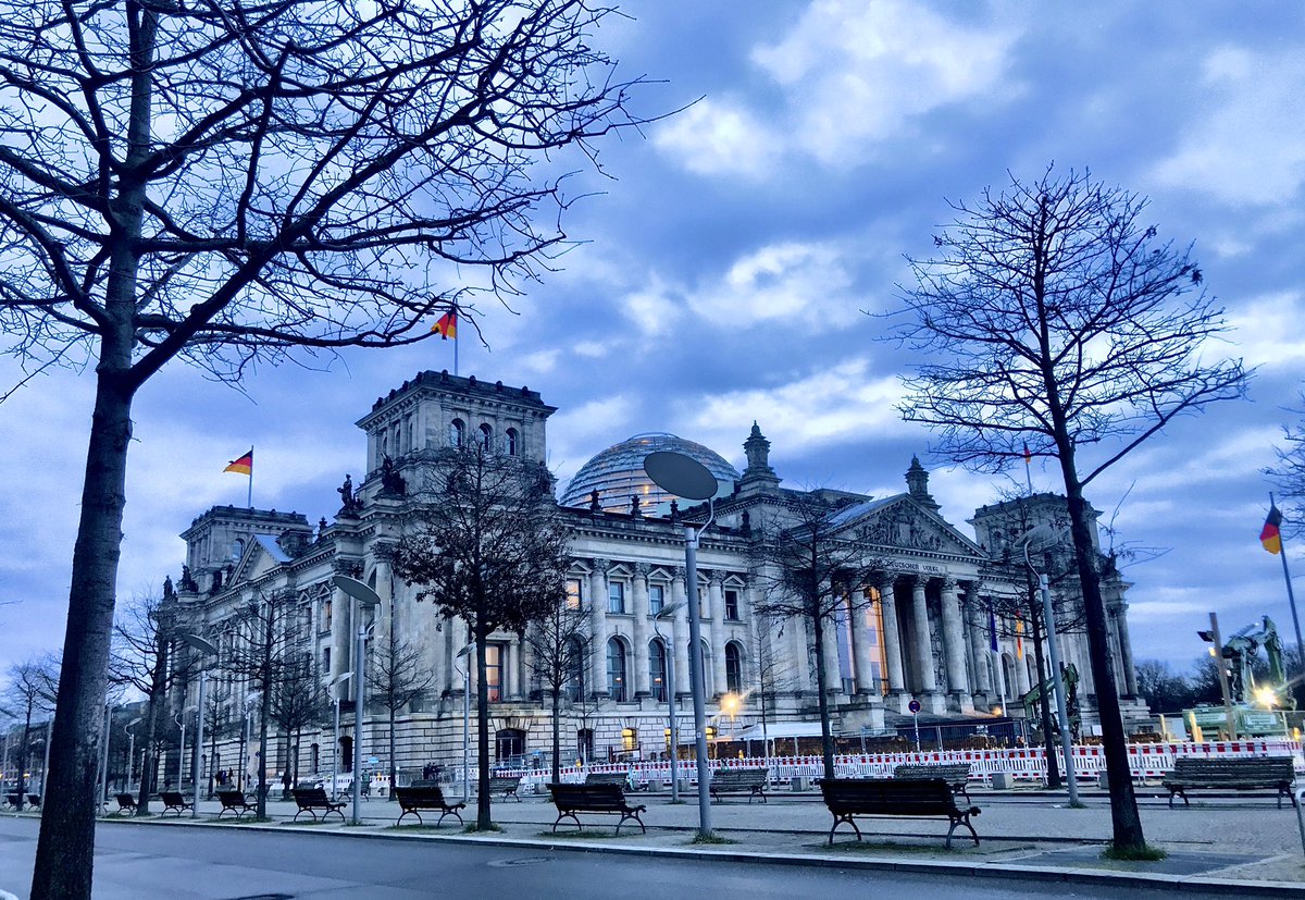 Heute bringen wir die Forderungen von Bienen und Bauern in den Bundestag! Gemeinsam mit anderen NGOs stellen wir die Europäische Bürgerinitiative „#Bienen und #Bauern retten“ vor. Mehr als eine Million Menschen in der EU – und alle Bienen – fordern u.a.: Pestizid-Ausstieg jetzt!