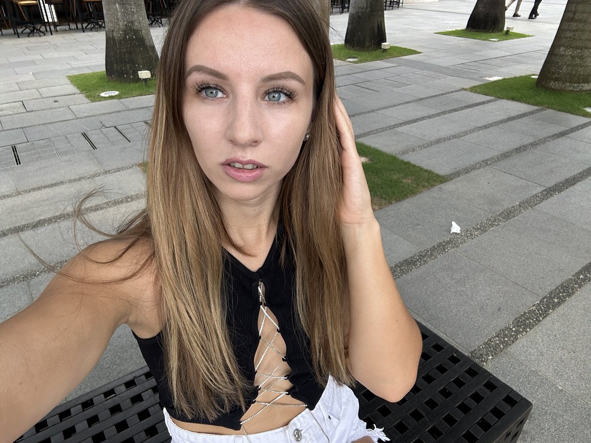Valeria7K on Twitter "https//twitch.tv/valeria7k is live"