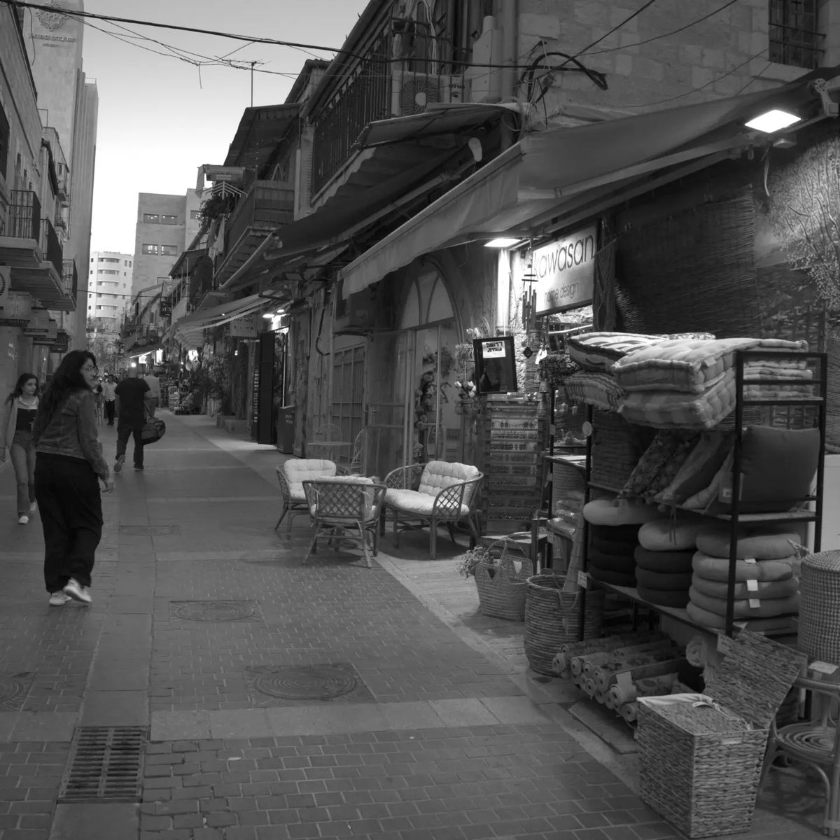 MarcoFosci's tweet photo. Jerusalem, a fleeting glance, an ephemeral idea abandoned in the bud
—
#jerusalem #people #israel #glance #ephemeralidea #black #white #bnw #bnwphotography #blackandwhite  #monochrome #bnwphotos #moments_in_bnw #moments_in_photography #moments #moments_in_streetlife #bnwcaptures https://t.co/tr9FHwoG8G