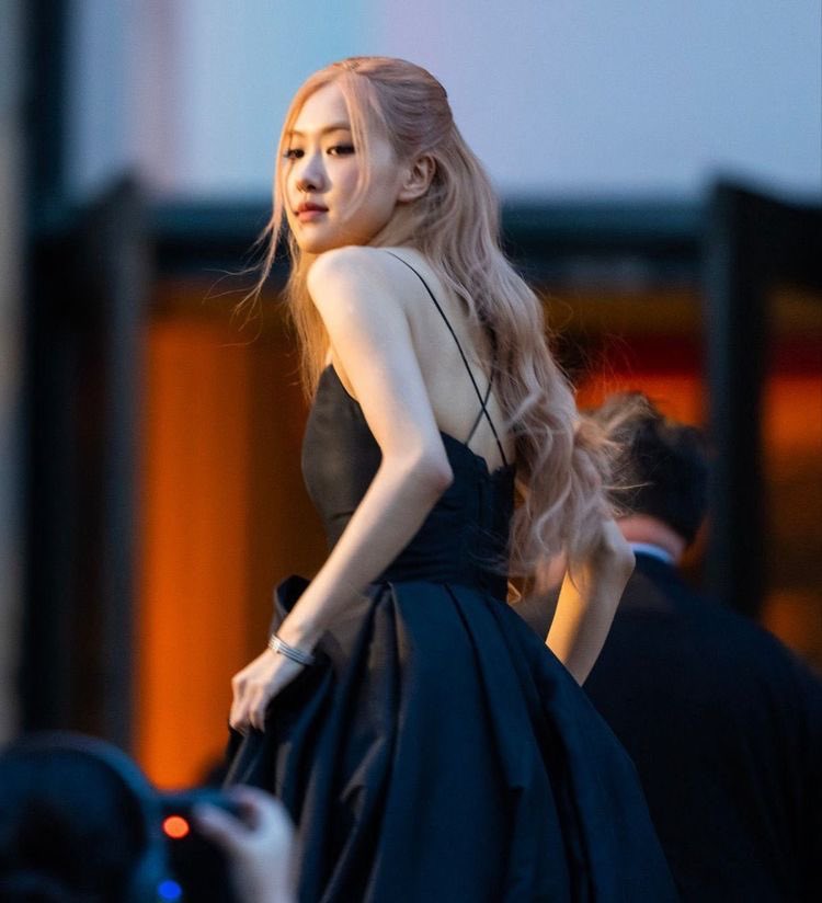 rougguk's tweet photo. sao xinh vậy?🥹

ROSÉ HOSTS SULWHASOO
#RoséMETSulwhasoo
#SulwhasooxTheMet https://t.co/3OZqW1QPWC