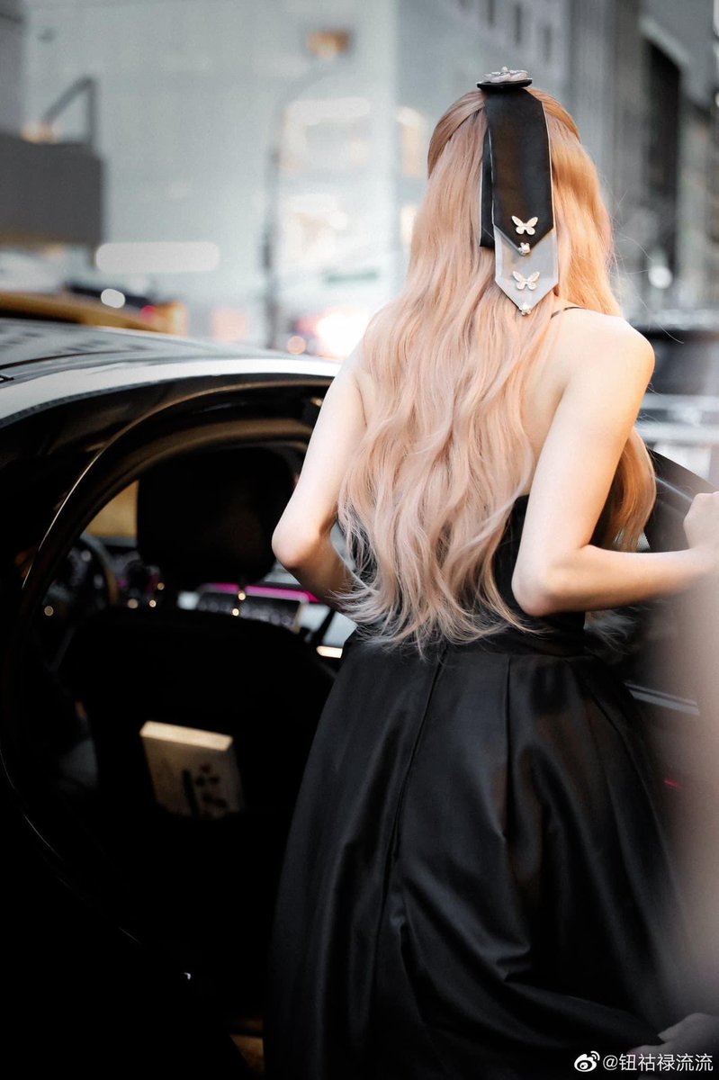 rougguk's tweet photo. sao xinh vậy?🥹

ROSÉ HOSTS SULWHASOO
#RoséMETSulwhasoo
#SulwhasooxTheMet https://t.co/3OZqW1QPWC