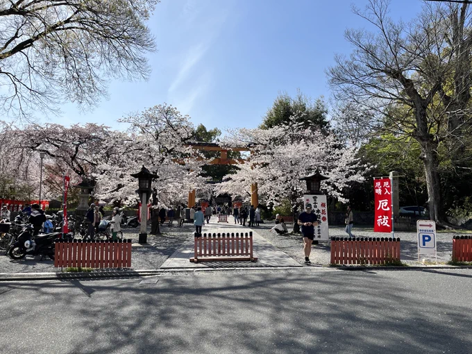 平野神社でカロリー補給して北野天満宮を冷やかした後、中京区に戻って梨木神社で一服。 