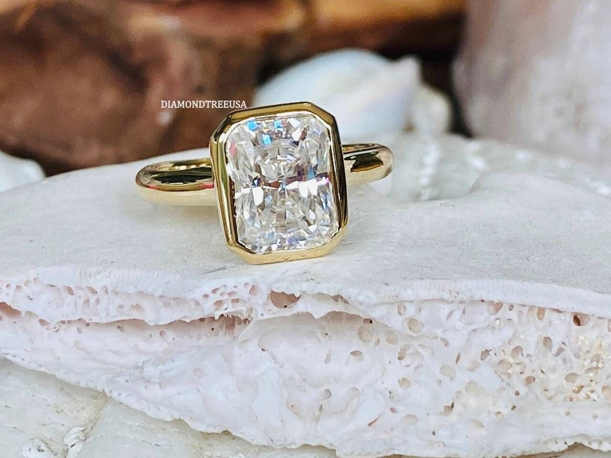 Diamondtreeusa's tweet image. Bezel Radiant Cut Moissanite Diamond Ring etsy.me/3M4gYfk #engagementring #bezelsetring #solitairering #diamondring #anniversarygift #moissanitering #giftforher #weddinggift #birthdaygift
#vintagering #christmasgifts #personalizedgifts #handmadejewelry