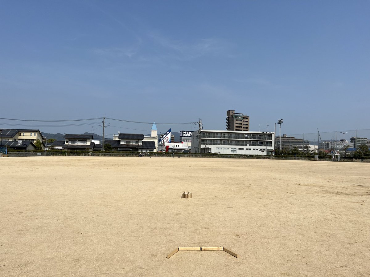 bspot_daisen's tweet image. 本日はさわDと10番勝負を2回やりました。
会場は松江の旧県立プール跡地広場
広くてめちゃ良い！
そしてスキットル飛びすぎ😅
結果は前半7勝3敗からの後半3勝7敗でなんとか5分でいけました。
しかしさわDの飛ばしには本当に手をやきます。
15m飛ばされたらどうするねん😭
#モルック
#3in4.5s