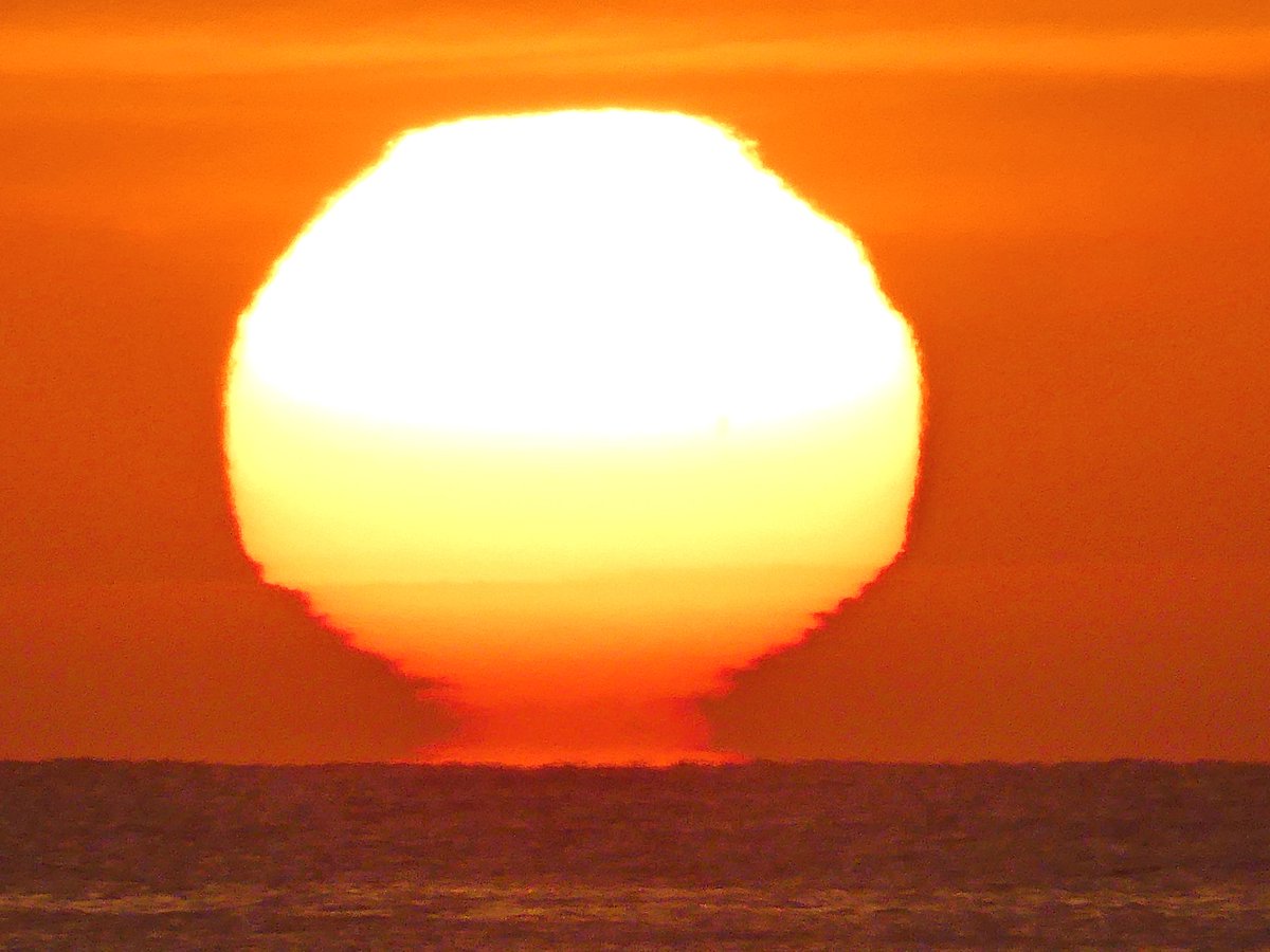 xusvalencia's tweet photo. Buenos días ☀️ #amanecer #30M
Bonito despierta el mediterráneo 🧡
#SolOmega #tiempoCV #cielosESA
📍Alboraya (Valencia) #StormHour
@apuntoratge 😍 @tiempobrasero https://t.co/227mnrBtIM