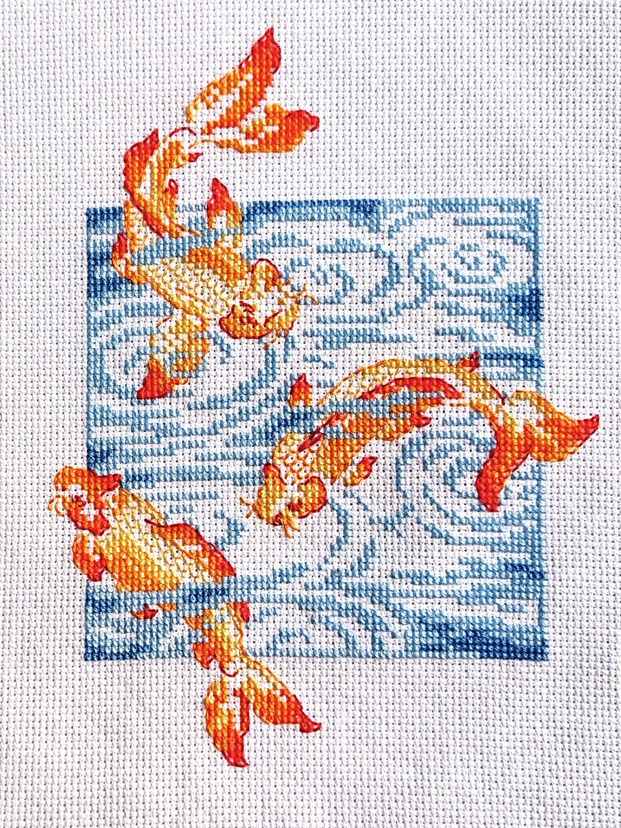 仕立ては後ほどとして、刺し終わりました！ 涼しげな鯉？ 金魚？ の図案でした(*´-`)

CrossStitcher March 2021 掲載
『Little RIPPLES』