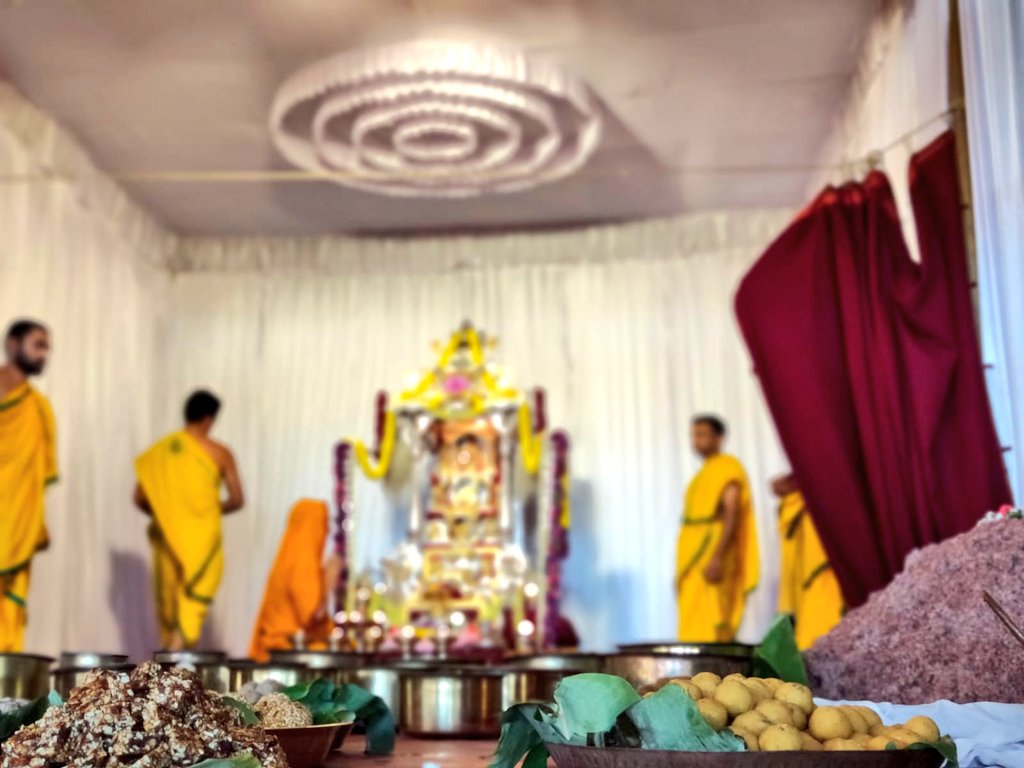 ShankaraPeetha's tweet photo. ರಾಮನವಮಿಯಂದು ಶ್ರೀರಾಮದೇವರಿಗೆ ವಿಶೇಷ ನೈವೇದ್ಯ!

#RamNavmi #RamNavami #Ram https://t.co/43T4lIFhNM