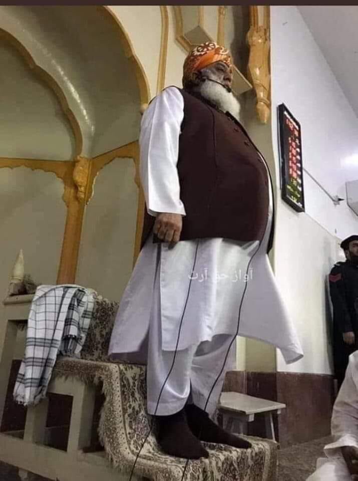 MuhammaddNawaz's tweet photo. ہمیں اس پیلی پگڑی والے مولوی کے کردار پر کوئی اعتراض نہیں،
بیشک یہ چوروں کا دفاع کرتا رہے،
بیشک یہ وزارتوں کے لیے در در بھٹکتا رہے، بیشک یہ اسلام مخالف بلوں کی حمایت کرتا رہے،
ہمیں اگر اعتراض ہے
تو اس کے اس دہرے معیار پر کہ یہ سب اگر اس نے کرنا ہے تو مذہب کے لبادے میں نہ کرے، اسلام کا نام استعمال کر کے نہ کرے، اسلام کے نام پر، مساجد و مدارس کے دفاع کے نام پر قوم کے ساتھ دھوکہ نہ کرے کیوں کہ اس کے گھٹیا کردار کی وجہ سے عوام میں نفرت پیدا ہو چکی ہے