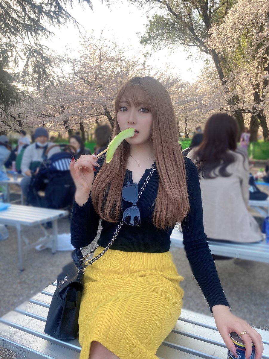 renkadance's tweet photo. 桜とわたち🤍🌸

何食べてるの？って聞かれるんですけど
これメロン🍈 https://t.co/pHdpGOENXE