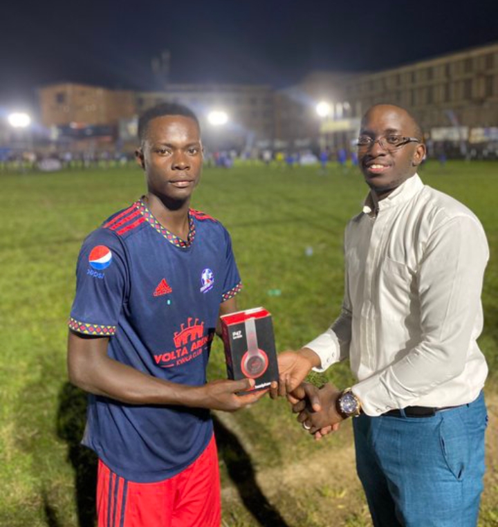 Under the skies of Legends, Emerson of <a href="/msamiatiFC/">#ChaapaLeague Sn7 Champions</a>  was voted man of the match as his team booked a quarter final berth in the ongoing <a href="/AlumniChampions/">Schools' Alumni Champions League</a> league! Shine all the way, brother!